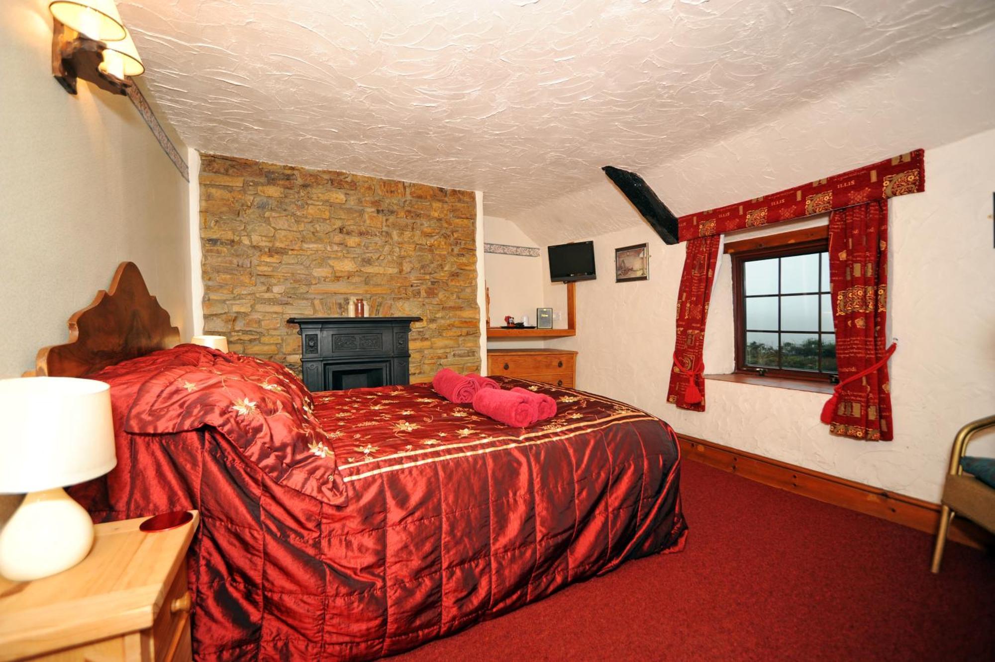 The West Country Inn Кловелли Экстерьер фото