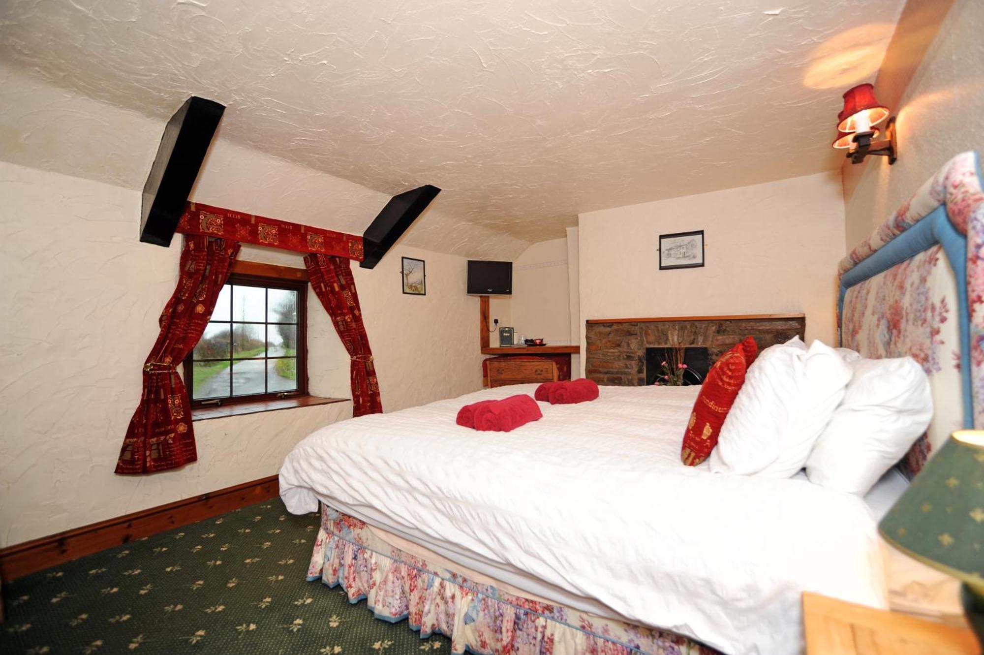 The West Country Inn Кловелли Экстерьер фото