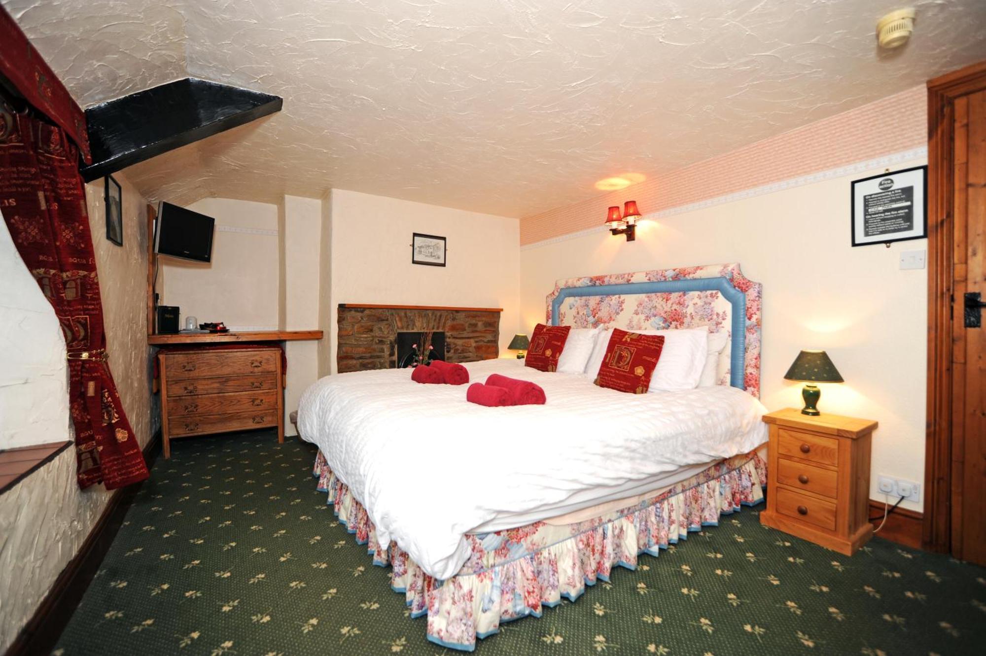 The West Country Inn Кловелли Экстерьер фото