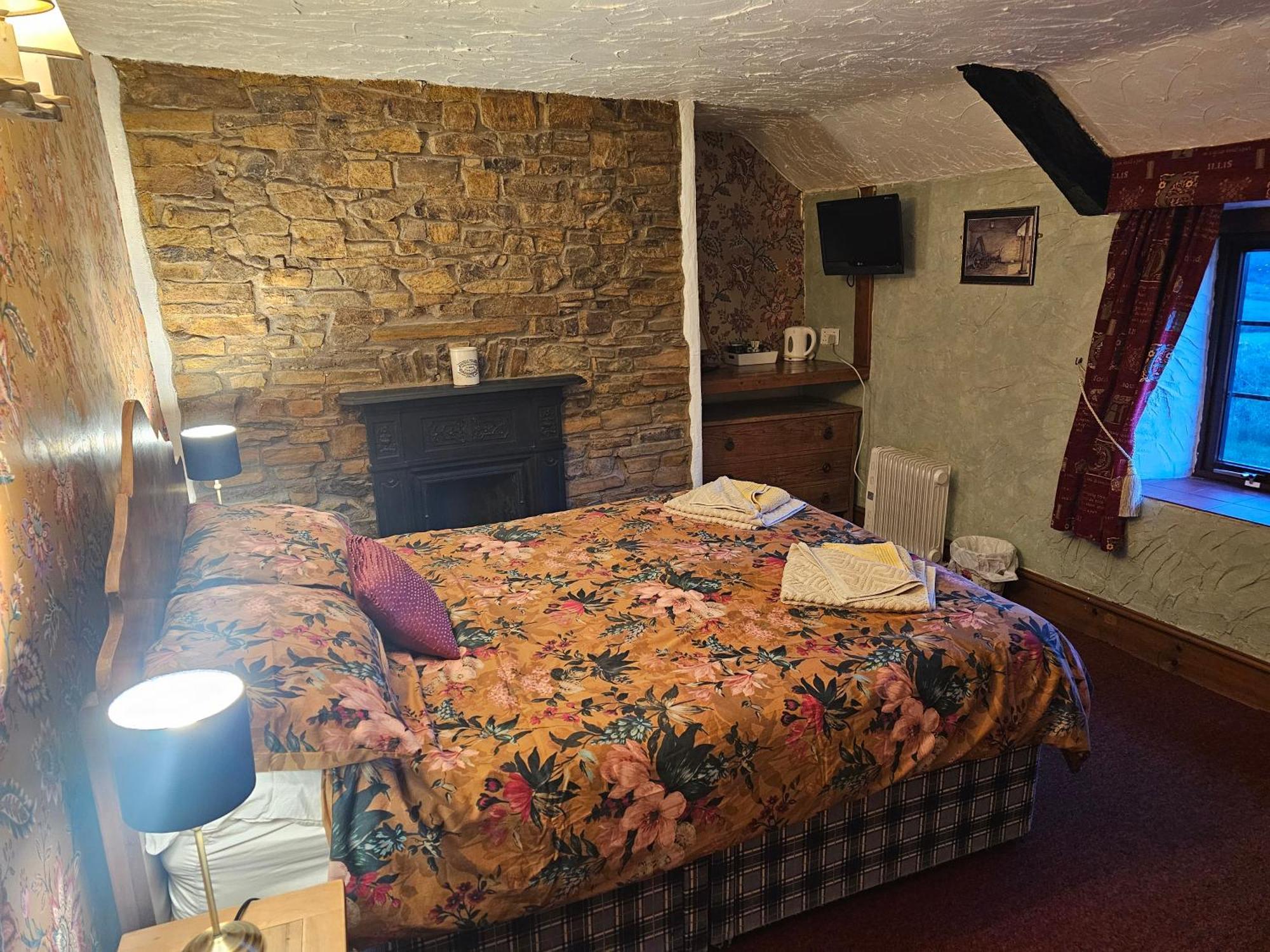 The West Country Inn Кловелли Экстерьер фото
