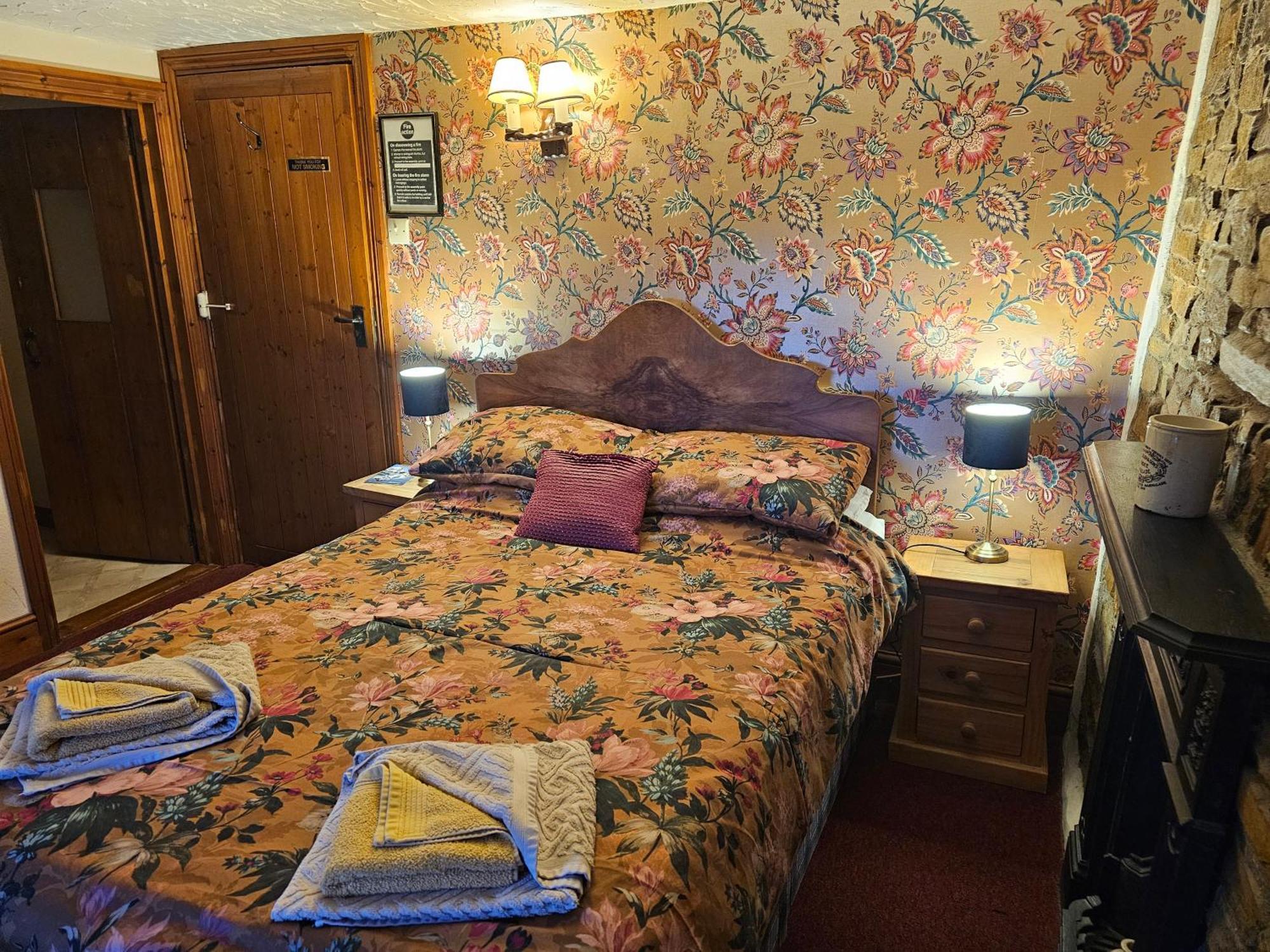 The West Country Inn Кловелли Экстерьер фото