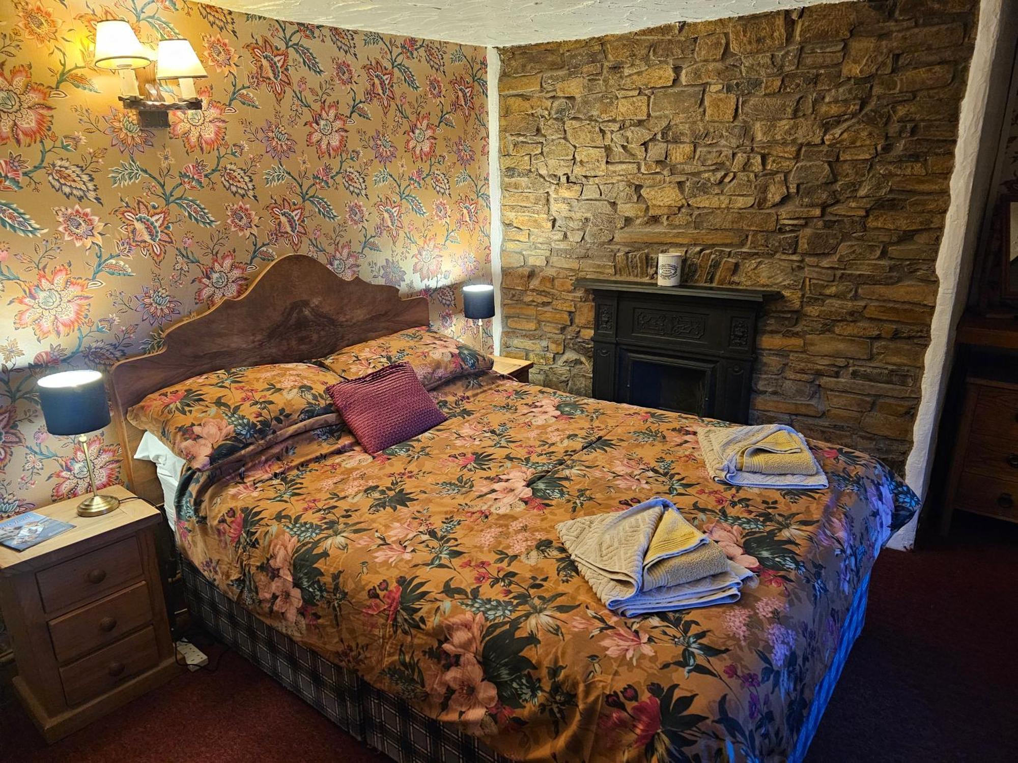 The West Country Inn Кловелли Экстерьер фото