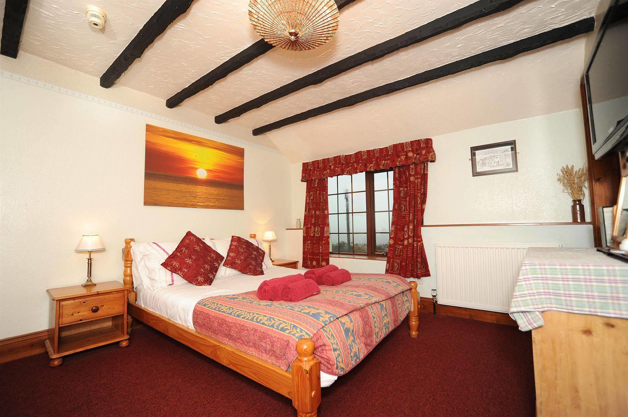 The West Country Inn Кловелли Экстерьер фото