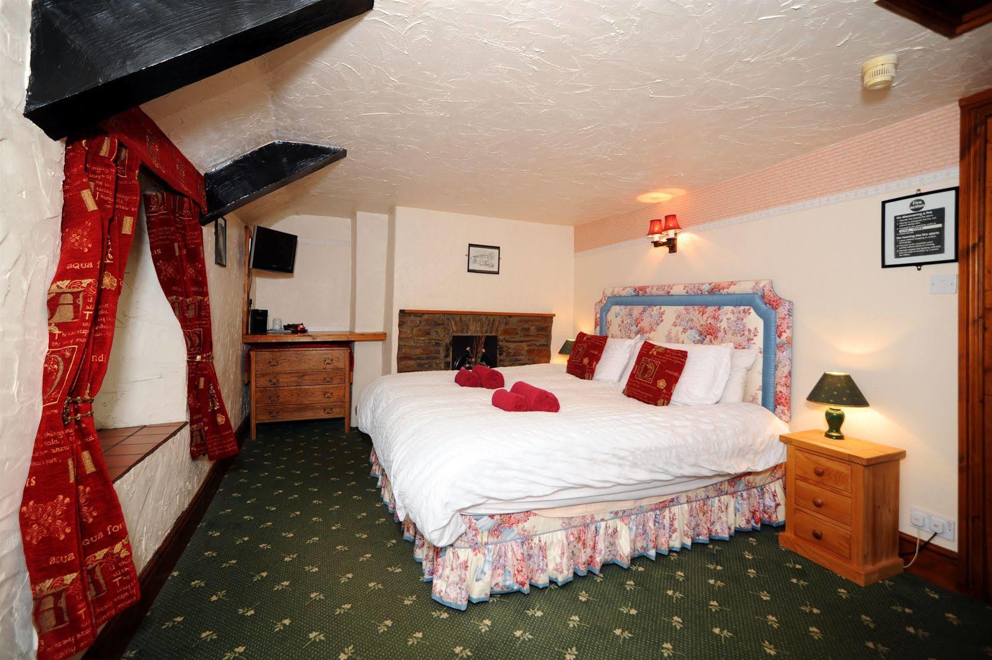 The West Country Inn Кловелли Экстерьер фото